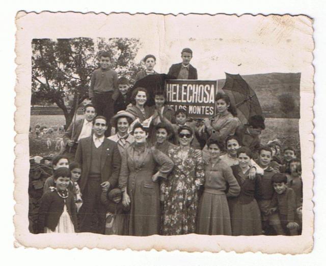 Fotografía de grupo de habitantes de Helechosa de los Montes en 1957