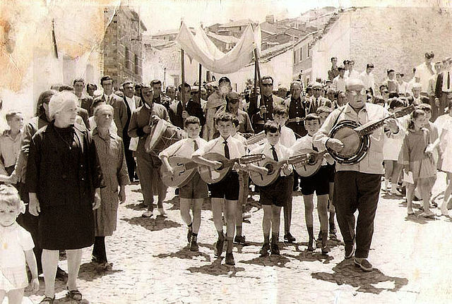 Fotografía en B/N de una procesión del Corpus en Helechosa