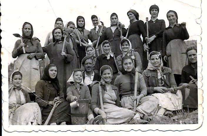 Fotografía en B/N de un grupo de mujeres trabajadoras del campo en Helechosa de los Montesposando